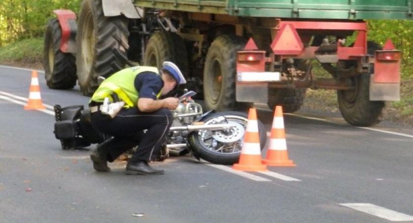 Motocyklista najechał na tył przyczepy. Mężczyzna trafił do szpitala