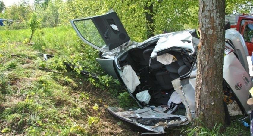 Grabowska Huta. VW Polo dachował i uderzył w drzewo 