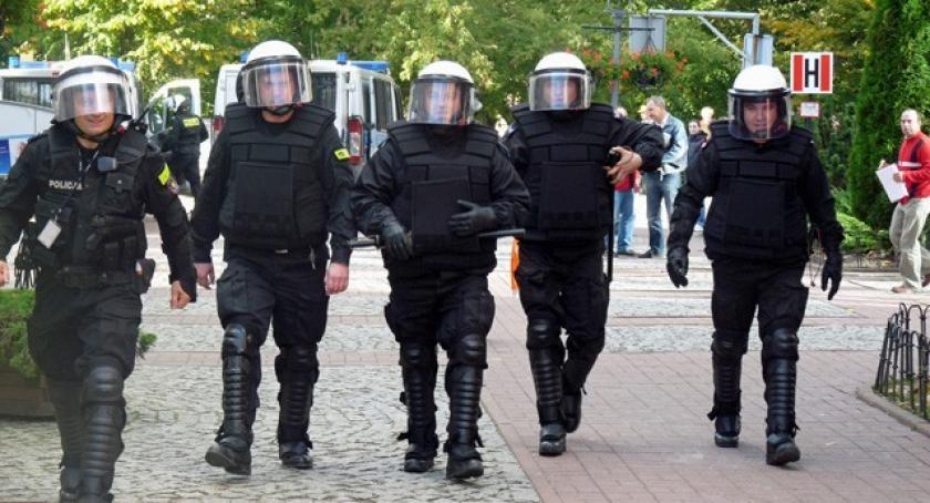 Skazani policjanci po siedmiu latach wracają do służby w terenie