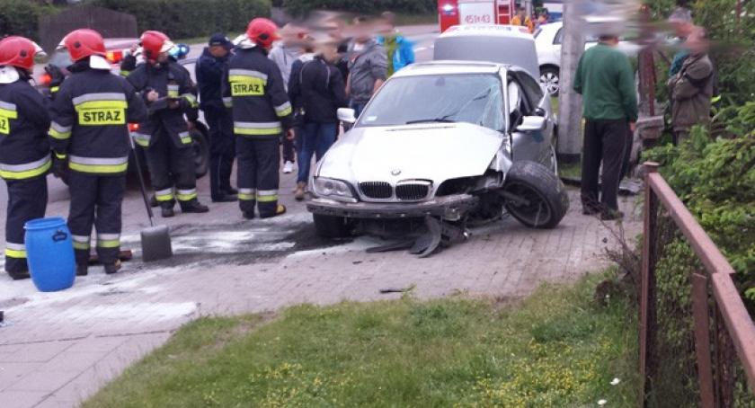 Kościerzyna. 18-latek rozbił BMW na ogrodzeniu 