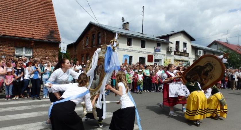 Widowiskowe pokłony feretronów, czyli pożegnanie pielgrzymów w Wielu