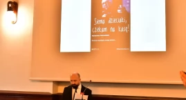 Łukasz Przybylski zachował stanowisko wiceprzewodniczącego. W tle 