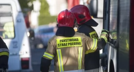 VW Golf stanął w płomieniach na ul. Staszica  w Kościerzynie