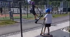 Niebezpieczny park. Hulajnogi pędzą tam, gdzie bawią&hellip;