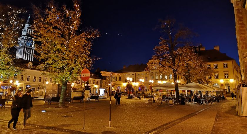 W restauracji nie spotkasz się z kolegą lub na randkę, chyba, że przez szybę