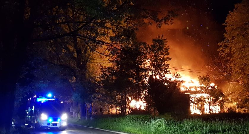 Pożar na ulicy Jeżynowej w Bielsku-Białej. Dwa budynki w ogniu FILM