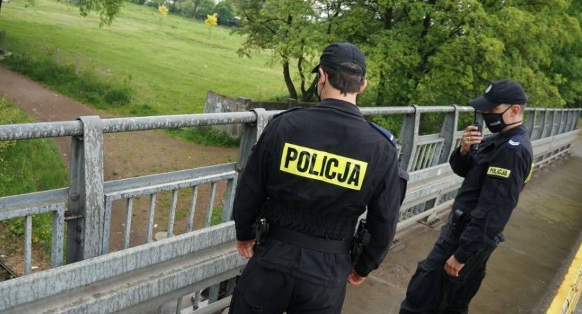 Policjanci w ostatniej chwili złapali mężczyznę, który chciał skoczyć z mostu