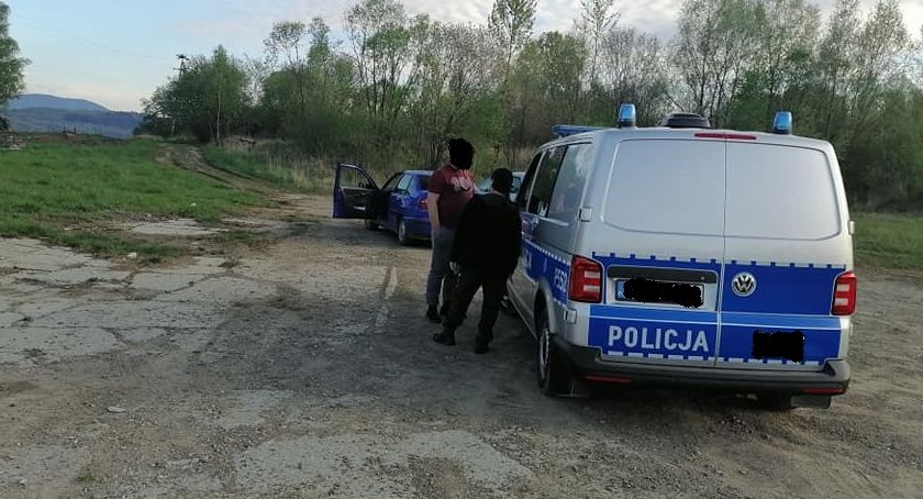 Strażnicy przyłapali innego strażnika na nielegalnym połowie