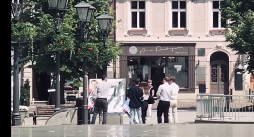 Awantura o plakaty wyborcze. Nagrano moment ich zaklejania