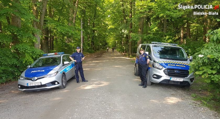 Kierowcy w Beskidach parkują gdzie chcą. Policja już na nich czeka
