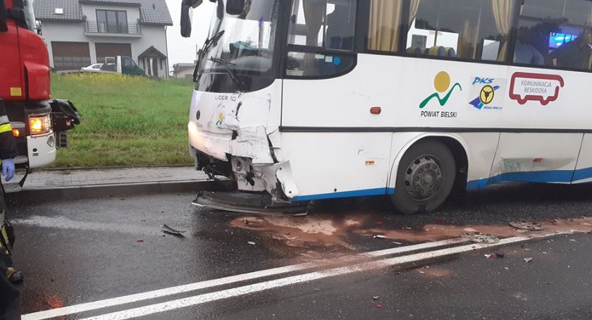 Wypadek w Pisarzowicach. Kierowca PKS w ciężkim stanie