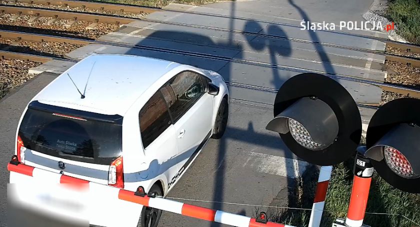 Kobieta utknęła na przejeździe kolejowym, po chwili przejechał pociąg FILM