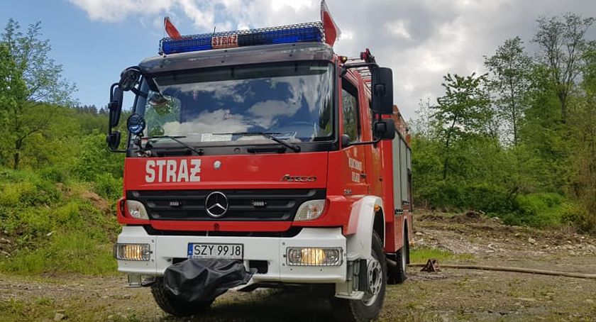 W Międzybrodziu Bialskim mężczyzna spadł z dachu i nabił się na płot