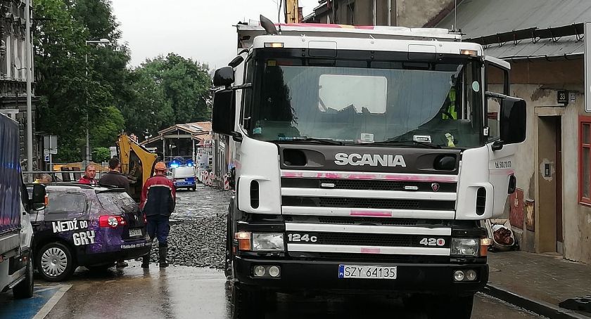 Osunęła się ziemia na ulicy Cieszyńskej. Droga zablokowana FOTO
