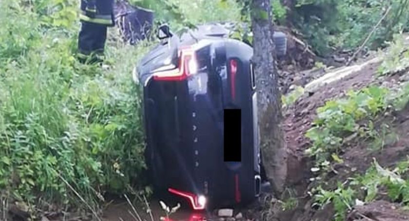Samochód sam wezwał pomoc gdy kierująca wjechała do potoku