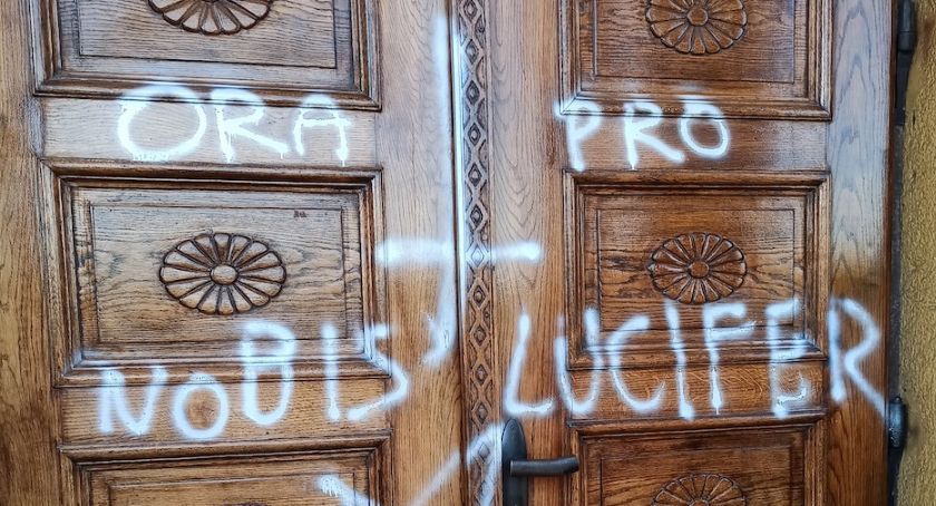 Satanistyczne znaki na drzwiach kościoła w Goleszowie