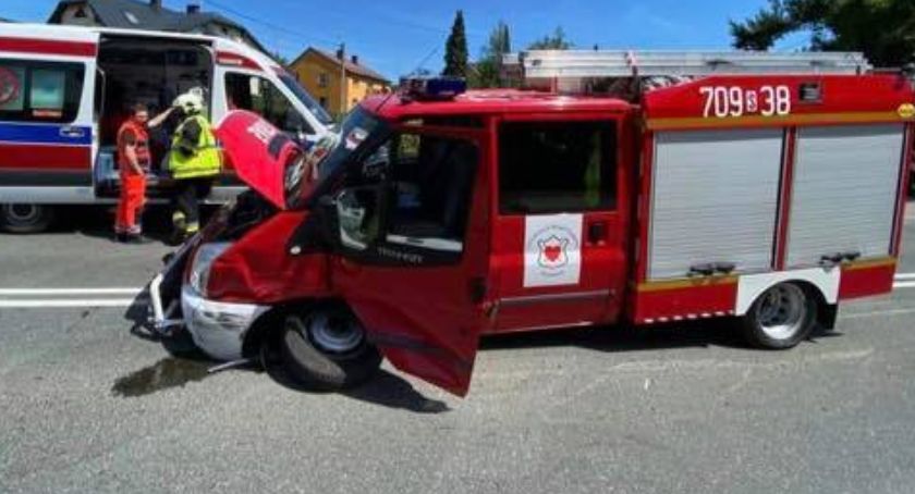 Wymusił pierwszeństwo na samochodze strażackim. Wypadek w Milówce