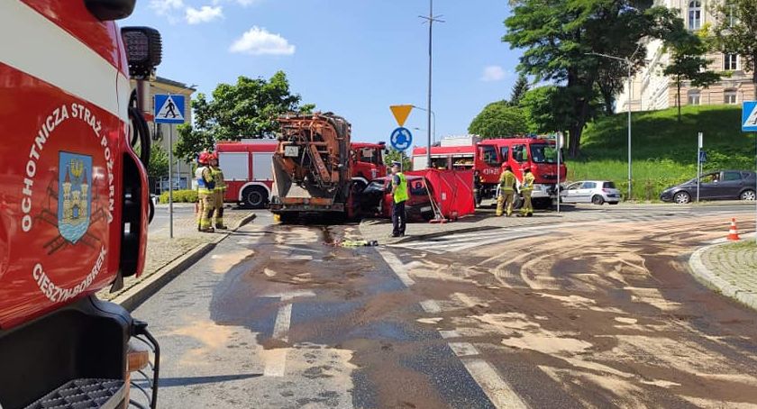 Wypadek z udziałem cysterny w Cieszynie | Jedna osoba nie żyje, nastąpił wyciek paliwa 