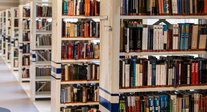 Zwracane do biblioteki książki przechodzą kwarantannę. Wpożyczenie również wygląda inaczej