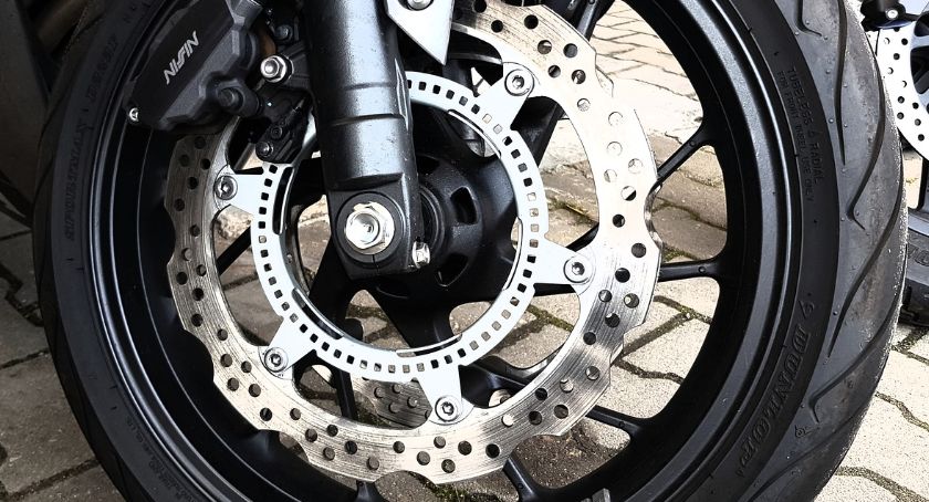 Moctocyklista potrącił 8-latka w Wieprzu