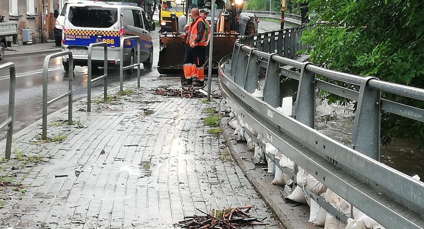 Ostrzeżenie przed intensywnym deszczem. W nocy wylał potok Niwka w Bielsku-Białej FOTO