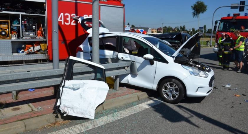 Groźny wypadek w Ustroniu | Kobieta zakleszczona w pojeździe
