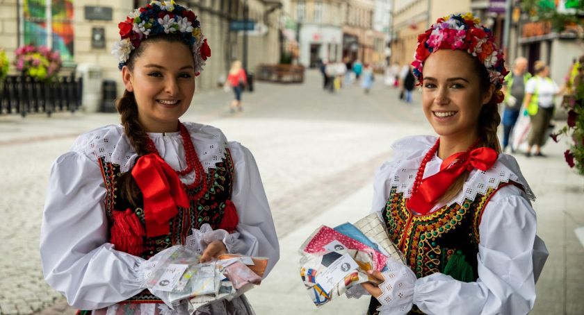 Zespół Pieśni i Tańca Bielsko podarował bielszczanom maseczki FOTO