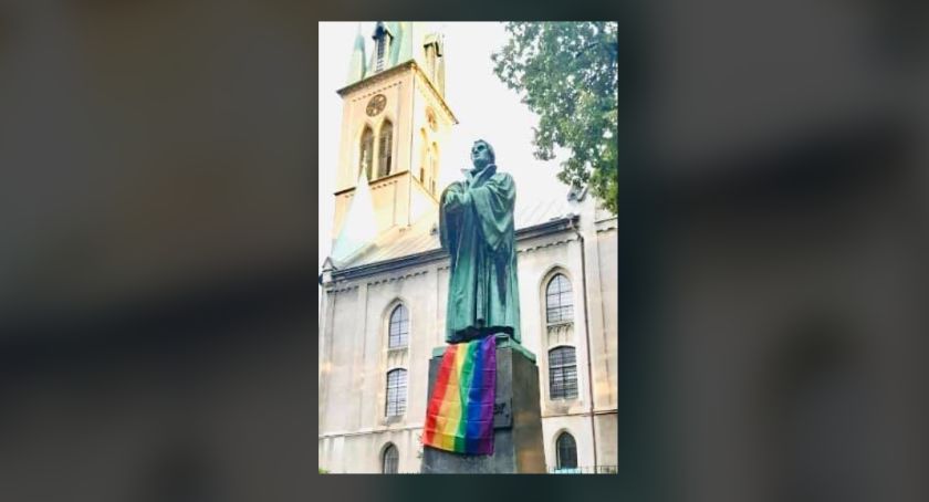 Powieszono tęczową flagę na pommniku Marcina Lutra