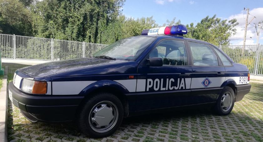 Policja zatrzymała policyjny radiowóz i dwóch policjantów, okazali się przebierańcami