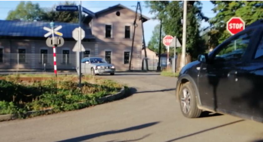Kim są kierowcy, którzy giną na przejazdach kolejowych? Zobaczcie ten film