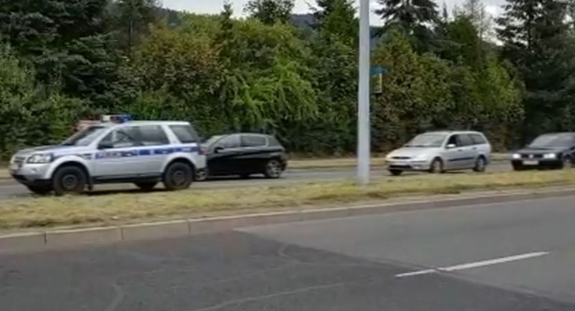 Dwie kobiety uwięzione w korku wymagały pomocy Policji