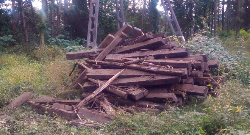 Próbowali nielegalnie wyrzucić tony podkładów kolejowych na terenie Gminy Skoczów FOTO