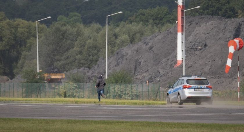 Na lotnisko w Kaniowie wdarł się aktywista i zablokował pas startowy