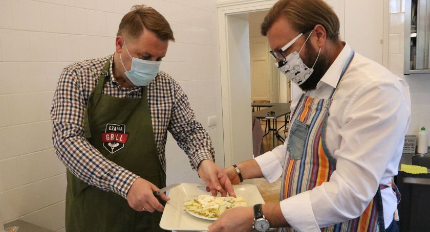 Prezydent Klimaszewski upiekł pizzę swoim współpracownikom FOTO