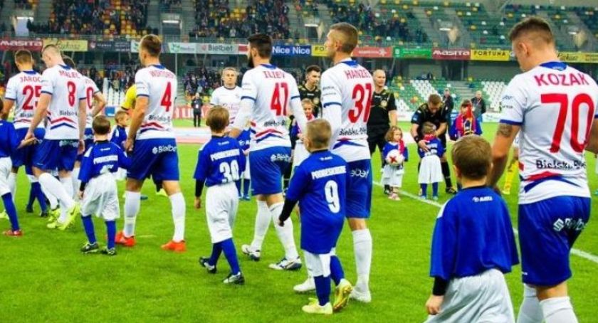 Piłkarze i sztab szkoleniowy TS Podbeskidzie w izolacji