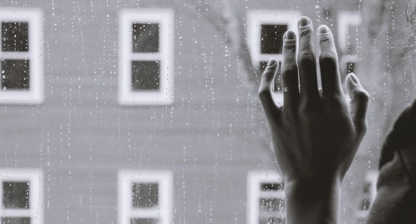 Coraz więcej osób potrzebuje pomocy psychologicznej przez koronawirusa