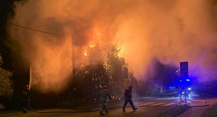 Pożar budynku w Cygańskim Lesie. Spłonął dach i wnętrze budynku FOTO