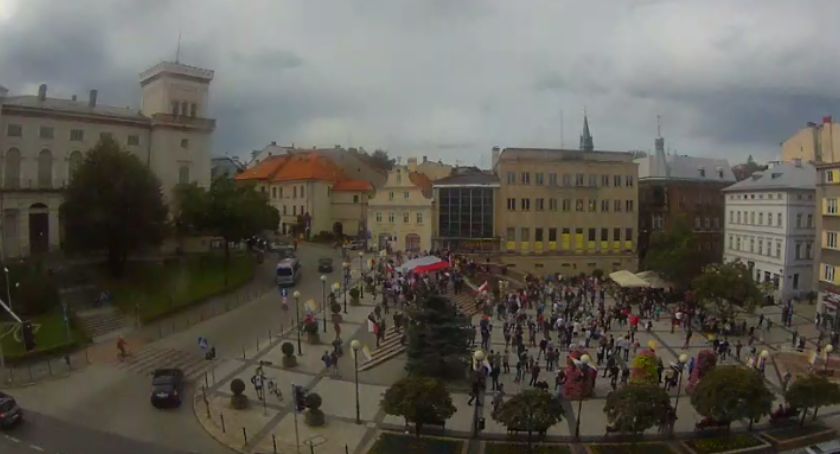 Przeciwnicy obostrzeń pikietowali dzisaj na Placu Chrobrego