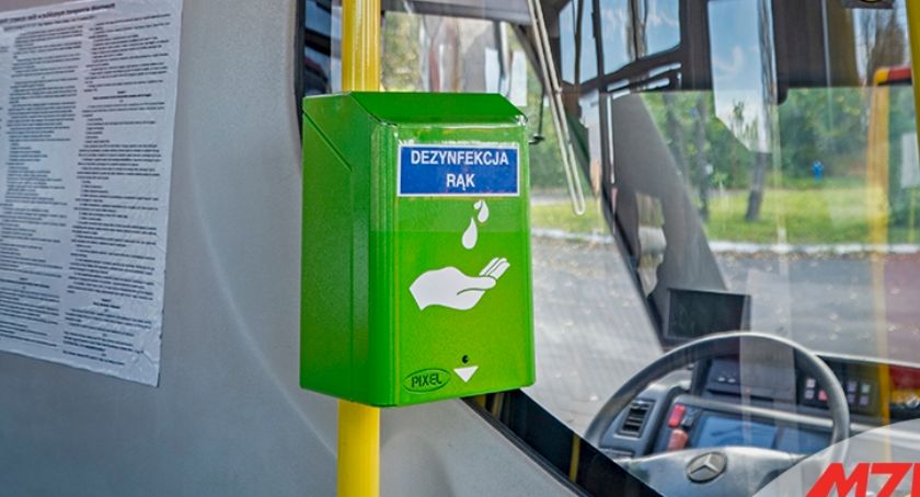 Bezdotykowe dozowniki w autobusach szkolnych MZK