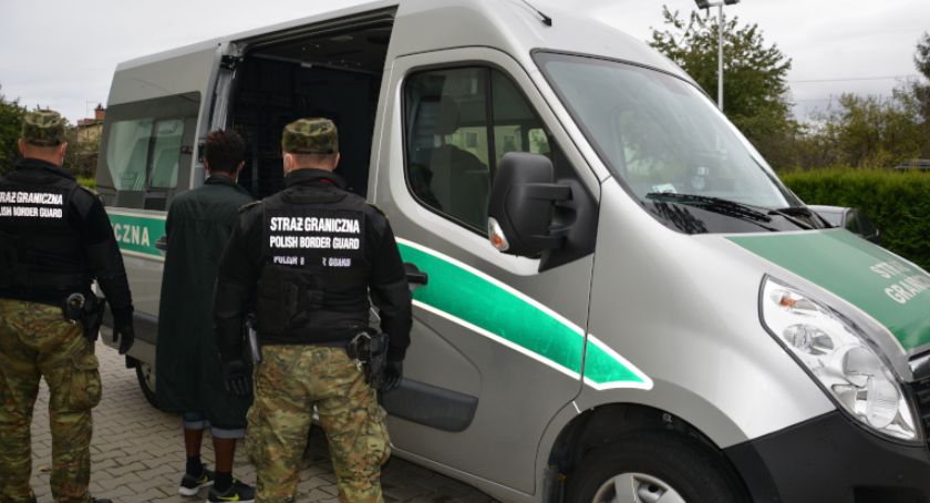 Erytrejczyk i Palestyńczycy podróżowali ukryci pod naczepą TIR-a
