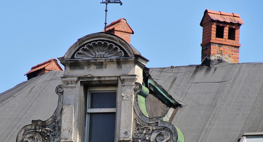 Nastolatkowie z Kęt biegali nocą po dachach, byli pijani i posiadali narkotyki