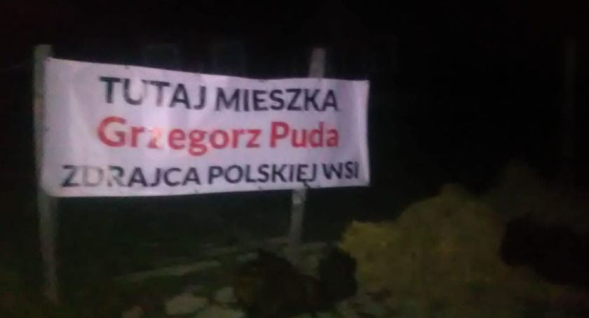 Protestujący rolnicy wywiesili transparenty przed domem ministra Grzegorza Pudy w Bielsku-Białej