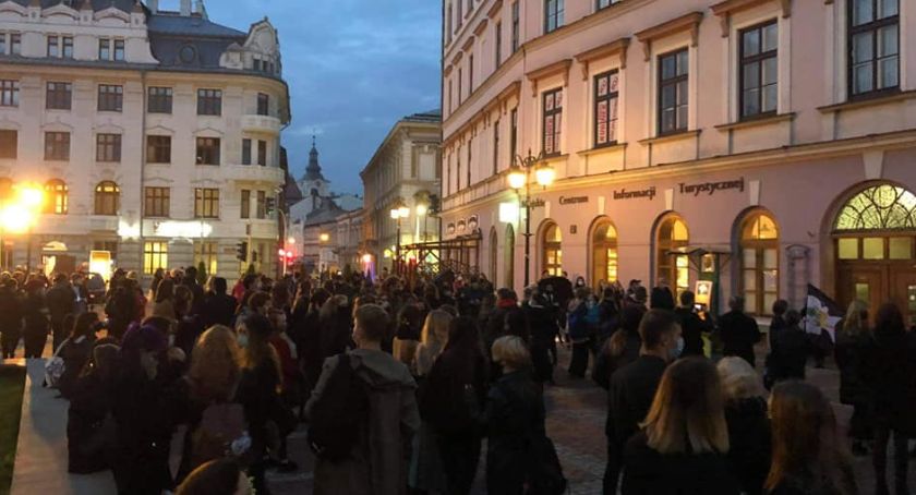 Dalsze protesty kobiet w Bielsku-Białej i Żywcu przeciwko zaostrzeniu ustawy antyaborcyjnej