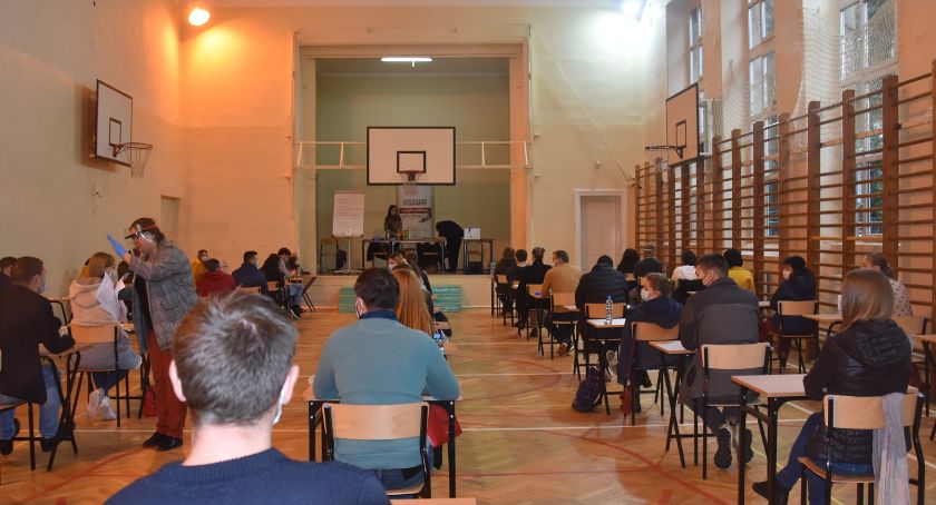 Cudzoziemcy zdawali egzamin z języka polskiego na bielskiej uczelni wyższej