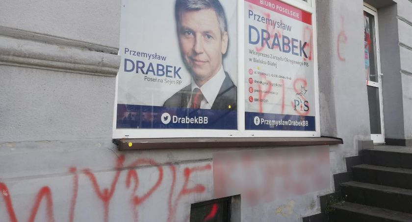Zniszczono elewację biura posła PiS w Czechowicach-Dziedzicach