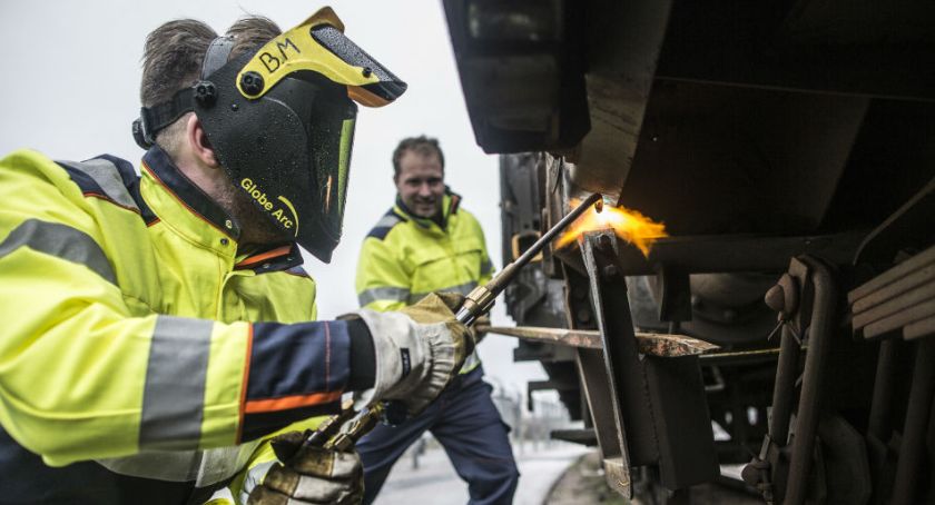 Jak dbać o odzież roboczą dla pracowników? Poznaj porady branżowych ekspertów