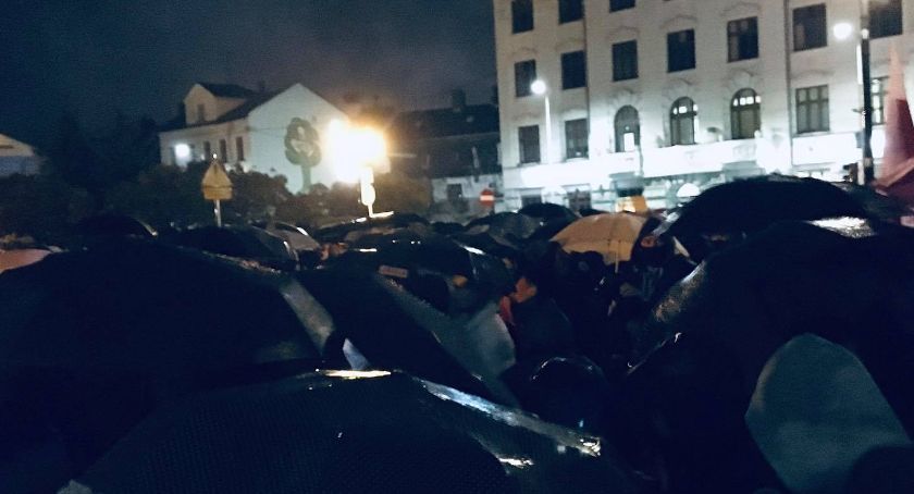 Deszczowy protest czarnych parasolek na ulicach Bielska-Białej