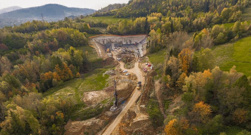 W Beskidach powstają dwa tunele drogowe FOTO