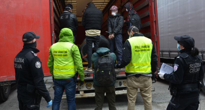 Imigranci wyskakiwali z pędzącej ciężarówki. Dantejskie sceny w Zwardoniu