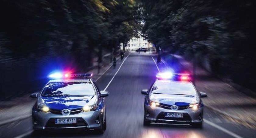 Udając, że chcą oddać 100 zł seniorce ukradli jej 6 tys | Poszukuje ich policja